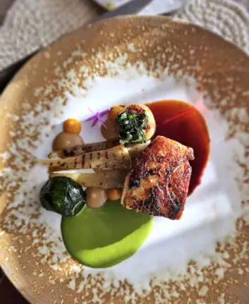 Pintade à l’Armagnac servie avec légumes, sauce verte et jus de cuisson corsé